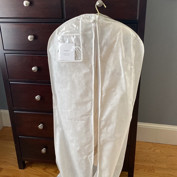 New Price!! Vera Wang Wedding Dress. Excellent condition. Worn once. Size 6. - Picture 14 of 14